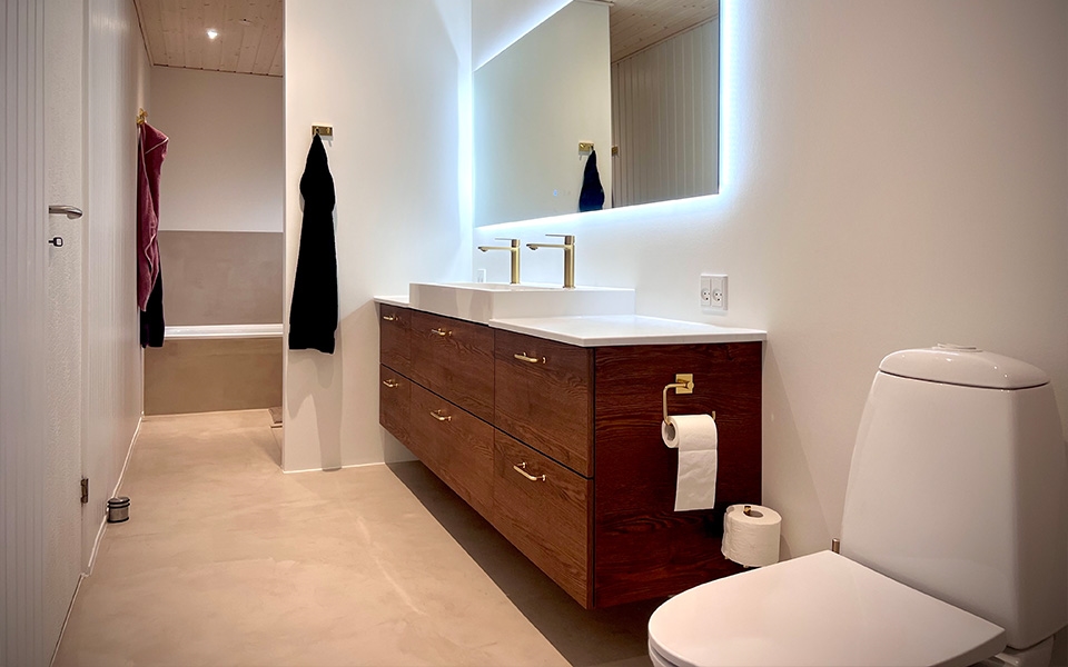 badevaerelse med microcement i farven latte